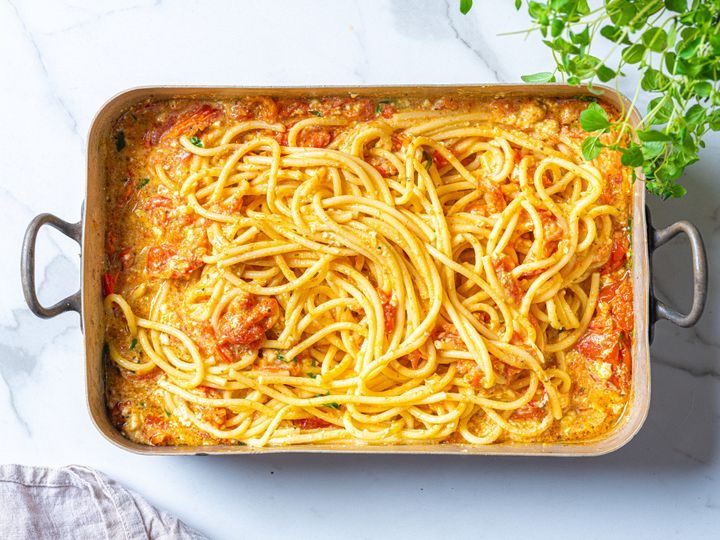 Baked feta pasta er den mest søkte middagsoppskriften på meny.no i 2024.