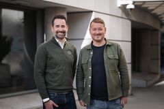 Ken Vanhoegaerden, daglig leder i Too Good To Go Norge (t.v.), og Kenneth Skauge, bærekraftansvarlig i MENY, er fornøyde med samarbeidet som bidrar til å redde mat. FOTO: Too Good To Go