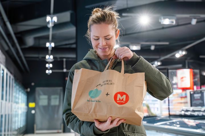 Hver dag legger MENY-butikkene ut poser med overskuddsmat i Too Good To Go-appen. Foto: MENY