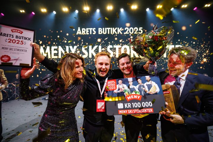 Glade vinnere omflanket av juryen. Fra venstre: Rannveig Krane (adm. dir. i MENY), Marvin Våge (kjøpmann), Alexander Vågsvoll (ferskvaresjef), Geir Hov (driftsdirektør i MENY). Foto: Kilian Munch