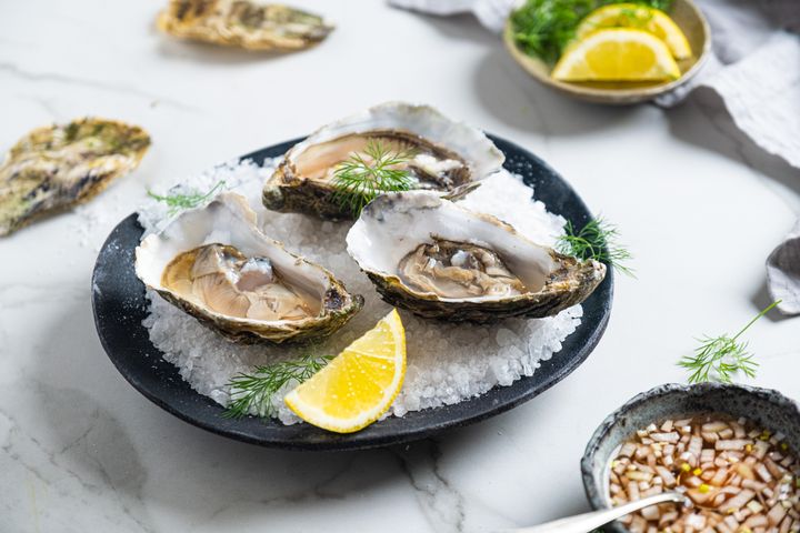 Østers kan serveres med mange ulike toppinger. Foto: MENY