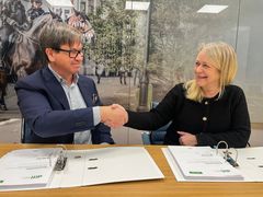 Trond Eilertsen og Cathrine Janson under signering av kontrakt mellom Computas og politiets IT-enhet
