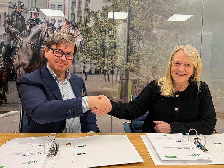 Trond Eilertsen (Computas) og Catherine Janson, direktør for Politiets IT-enhet, signerte mandag en langsiktig partneravtale.