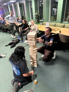 To personer spiller kjempe-jenga