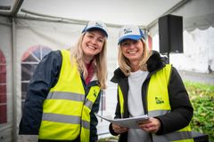 Tonje Glorvigen Apeland (til høyre) overtar etter Irene Lystrup (til venstre) stillingen som daglig leder i Kronprinsparets Fond fra årsskiftet. Her fra olabilløpet "Skaugum Grand Prix", der ungdommer og Fondets partnere konkurrerte i selvbygde olabiler i 2023.