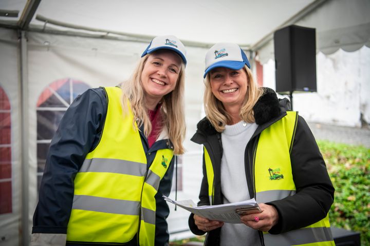 Tonje Glorvigen Apeland (til høyre) overtar etter Irene Lystrup (til venstre) stillingen som daglig leder i Kronprinsparets Fond fra årsskiftet. Her fra olabilløpet "Skaugum Grand Prix", der ungdommer og Fondets partnere konkurrerte i selvbygde olabiler i 2023.
