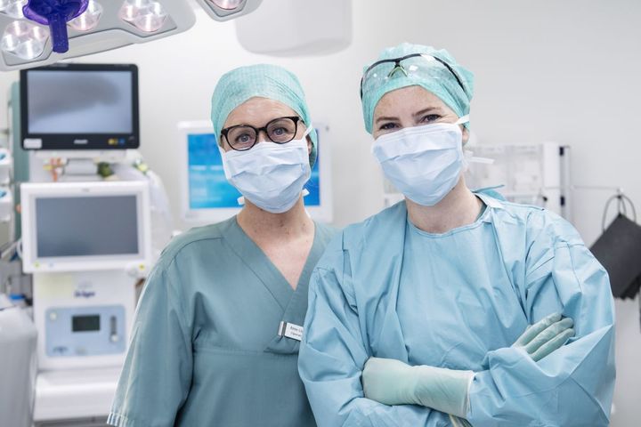 To kirurger som er klare til operasjon