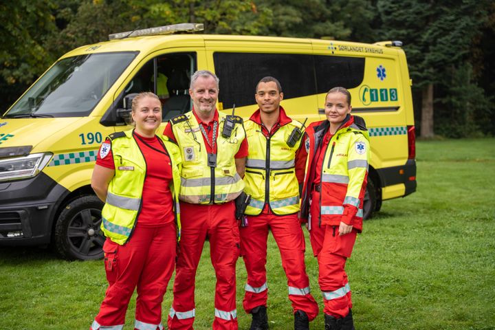 Ved prehospital klinikk ved Sørlandet sykehus er sykefraværet nede i 5,6 prosent. F.v. Dina Kvellestad, Lars Jenssen, Daniel Schaanning, Hedda Viktoria Falch Hjelme