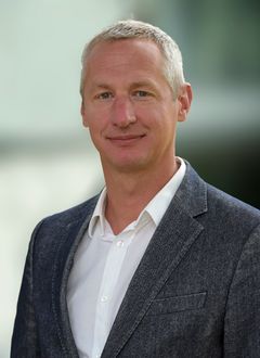Portrett av mann i hvit skjorte og blazer