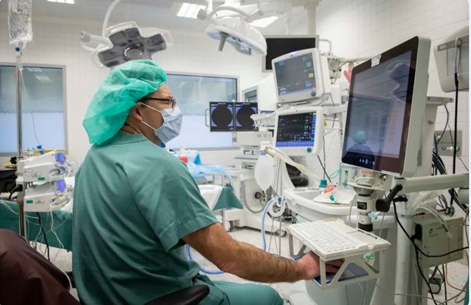 Fra operasjonssal, lege i grønt