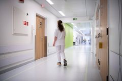 Sykepleier går i korridor