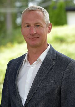 Profilbilde av mann i blazer og skjorte