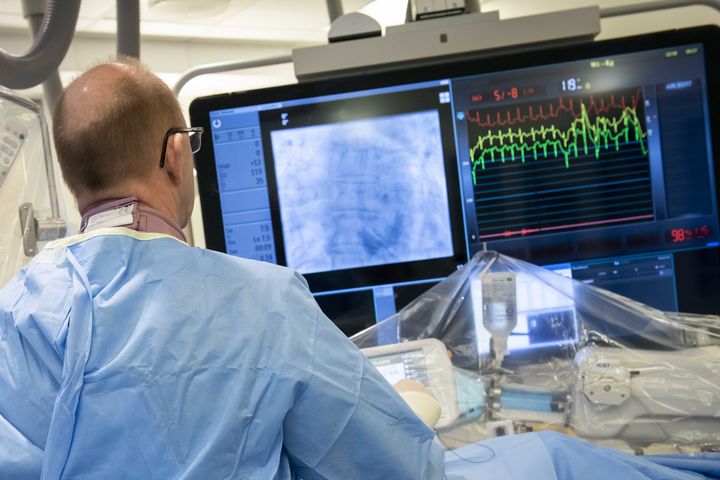 Kirurg ser på skjerm under operasjon