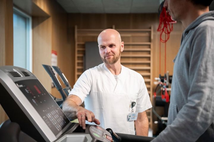 Mann foran tredemølle