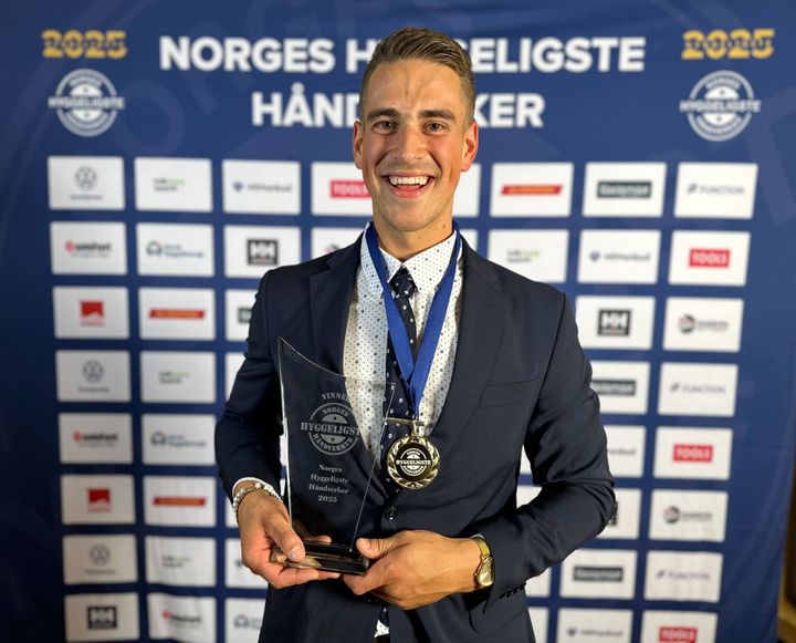 Bilde av Dag Olav Håkedal foran sponsorvegg med