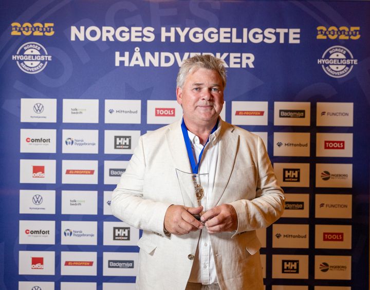 Terje Nordheim står foran sponsorveggen under kåringen av Norges Hyggeligste Håndverker 2025.