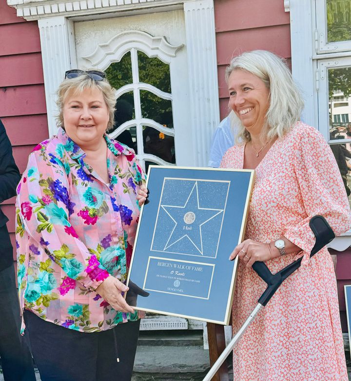 Erna Solberg delte ut stjernen og hedersutmerkelsen til en tydelig stolt Administrende Direktør i Kavli, Kristine Aasheim.