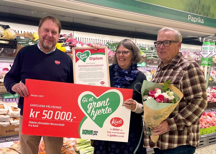 Nesodden Ressurskafé mottok 50.000 kroner for sin innsats for barn og unges mentale helse. Utdelingen skjedde hos KIWI Kirkekrysset.