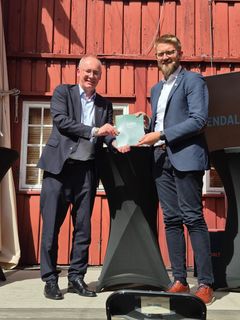 Daglig leder Kjell Stokvik i CHNL overleverer rapporten til statssekretær Eivind Vad Petersson i Utenriksdepartementet.