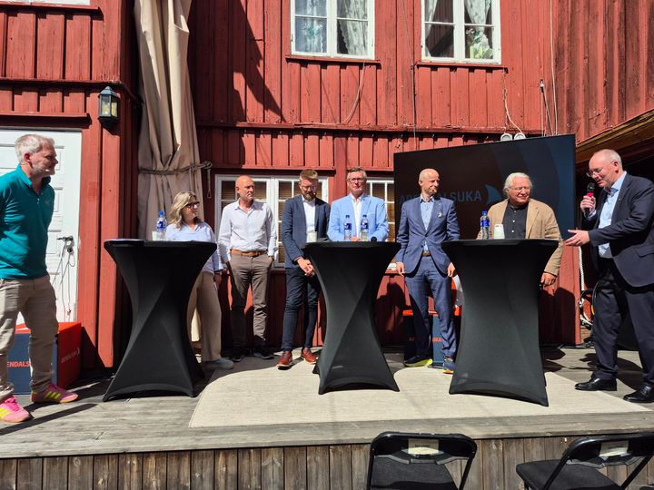Rapporten ble overlevert og diskutert under Arendalsuka. Fra venstre: Petter Aanonsen (Konnekt), Anne Iren Fagerbakke (Jernbanedirektoratet), Trond Michael Andersen (Konnekt), Eivind Vad Petersson (UD), Dag Rune Olsen (UiT), Levi Gårseth-Nesbakk (Nord universitet), Lars Kullerud (UArctic) og Kjell Stokvik (CHNL/Nord universitet).