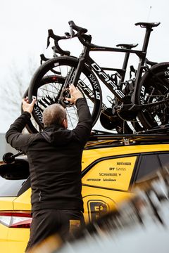 De to elbilene Uno-X Mobility skal benytte under Tour de France frakter lagets sportslige ledelse gjennom løypen, i tillegg til at bilene er lastet med reserveutstyr, mat, drikke og annet utstyr til rytterne.
