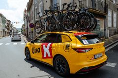 Škoda er offisiell hovedsponsor for Tour de France, og Škoda-fabrikken stiller hvert år med over 200 arrangørbiler.