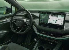 Head-up display med Augmented Reality en del av Advanced-pakken som er standard, som også inkluderer area view 360-kamera og et 12-høyttaler CANTON lydsystem med en total effekt på 635 W. De digitale skjermene har RS-spesifikke grafikk.