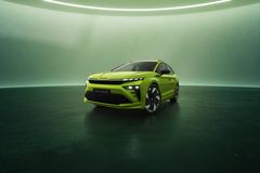 Škoda Enyaq RS i den eksklusive RS-fargen Mamba Green. Den nye fronten, Tech-Deck Face i sort høyglans, huser viktige sensorer, inkludert radar, samt de iøynefallende LED-detaljene som omtales som Crystal Face 2.0. LED Matrix og Crystal Face 2.0 er standard.