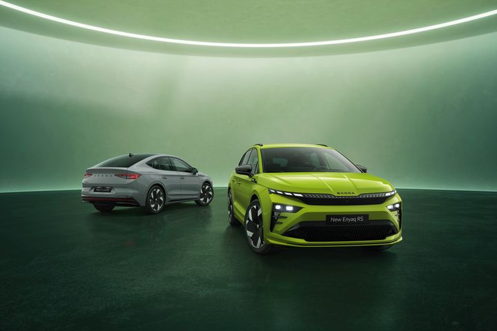 Škoda Enyaq Coupé RS i Steel Grey og Škoda Enyaq RS i Mamba Green