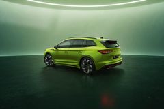 Škoda Enyaq RS i den eksklusive RS-fargen Mamba Green. Både front- og bakstøtfangerne kommer med en karakteristisk fullbredde reflektorstripe som er eksklusiv for RS.