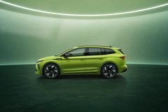 Škoda Enyaq RS i den eksklusive RS-fargen Mamba Green. Aero-lettmetallfelger er eksklusive for RS. Sorte metalliske 20-tommers Draconis-felger er standard, mens de valgfrie 21-tommers Vision-felgene er helt nye.
