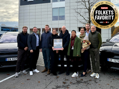 Škoda Norge utenfor hovedkontoret. Fra venstre: Harald Torjussen, Aleksander Rostad, Christopher Barr Pedersen, Cecilie Irminger Seim, Kim Richard Pedersen, Sara Persson, Martine Behrens, Alexander Ulvestad Hjermind og Vidar Sand.