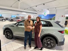 Breddeformat: Cecilie Irminger Seim, markedssjef for Škoda Norge i Harald A. Møller AS, gratulerer vinneren av en helt ny Škoda Elroq.