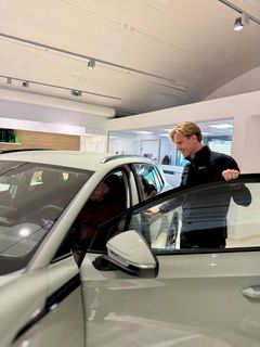 Joar Waldemar Borge, selger hos Møller Bil Etterstad, forklarer funksjoner i Škoda Elroq til Einar Kaufmann.