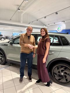 Høydeformat: Cecilie Irminger Seim, markedssjef for Škoda Norge i Harald A. Møller AS, gratulerer vinneren av en helt ny Škoda Elroq.