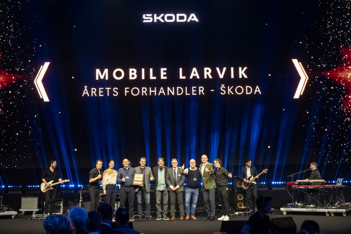 Fra venstre: Martine Behrens (Direktør, Škoda, Harald A. Møller), Jostein Bakke (Selger, Mobile Larvik), Tommy Marthinussen (Servicemarkedssjef, Mobile Larvik), Reidar Johansen (Garantiansvarlig, Mobile Larvik), Ivar Haldor Ingri (Salgssjef, Mobile Larvik), Jan Olaf Gulbrandsen (Daglig leder, Mobile Larvik) og Ulf Tore Hekneby (Administrerende direktør, Harald A. Møller)