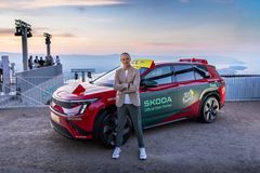 Škoda Peaq i rollen som rittlederens «Red Car» under Tour de France, her sammen med Škoda-ambassadør Chris Froome.