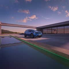 Škoda Peaq Sportline i lakkfargen Race Blue Metallic