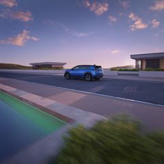 Škoda Peaq Sportline i lakkfargen Race Blue Metallic