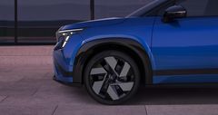 Škoda Peaq Sportline i lakkfargen Race Blue Metallic