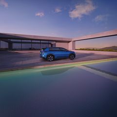 Škoda Peaq Sportline i lakkfargen Race Blue Metallic