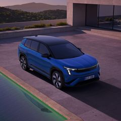 Škoda Peaq Sportline i lakkfargen Race Blue Metallic
