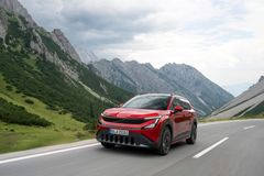 Škoda Epiq i lakkfargen Jasper Red.