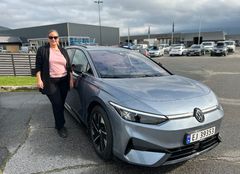 Anne Flemsæterhaug Waagan med en Volkswagen ID.7 lik den hun har bestilt.