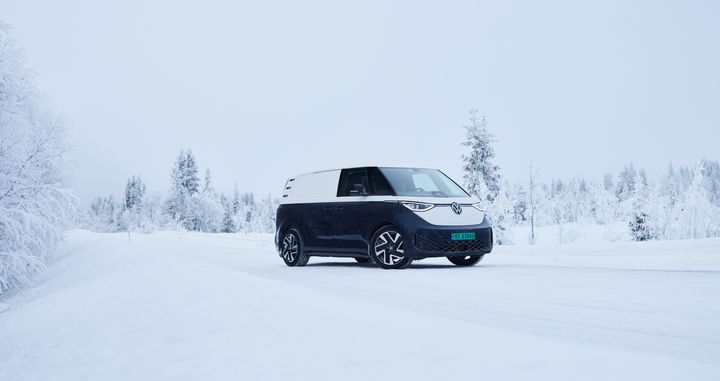 Volkswagen ID. Buzz Cargo i vinterlig drakt