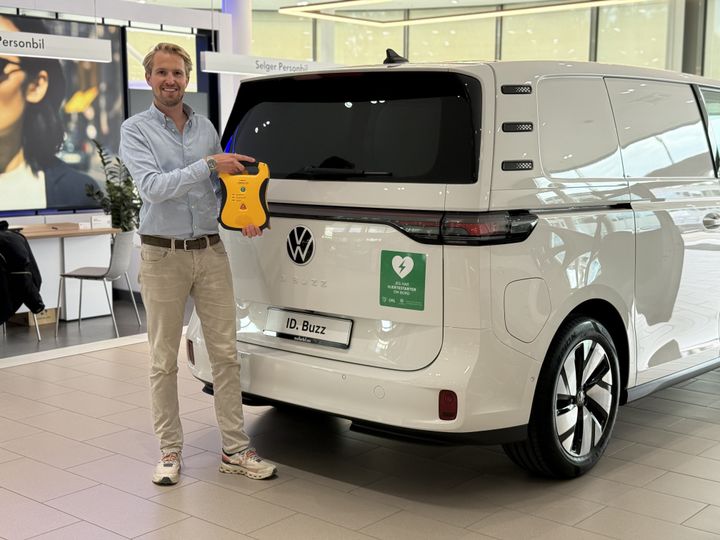 Eirik Kristoffersen, direktør for Volkswagen Nyttekjøretøy, viser frem hjertestarteren med en ID. Buzz