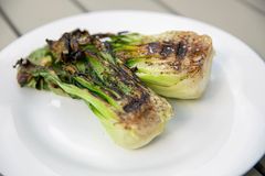 Pak choy er saftig, sprø og full av smak, og egner seg perfekt på grillen. Nå har den blitt så populær at den har fått sin egen emoji.