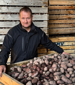 Ole Martin Veske viser frem årets avling.