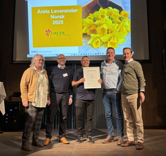 Grude Gartneri fra Klepp ble "Årets leverandør". (F.V.: Gunvor Myhrvold (Innkjøper norsk BAMA Blomster), Jes Lyngsø Jessen (Innkjøpsdirektør BAMA Blomster), Leif Grude (Grude Gartneri), Tom Timmer (Innkjøper norsk BAMA Blomster), Christoffer Jahr (Konserndirektør Blomster)
