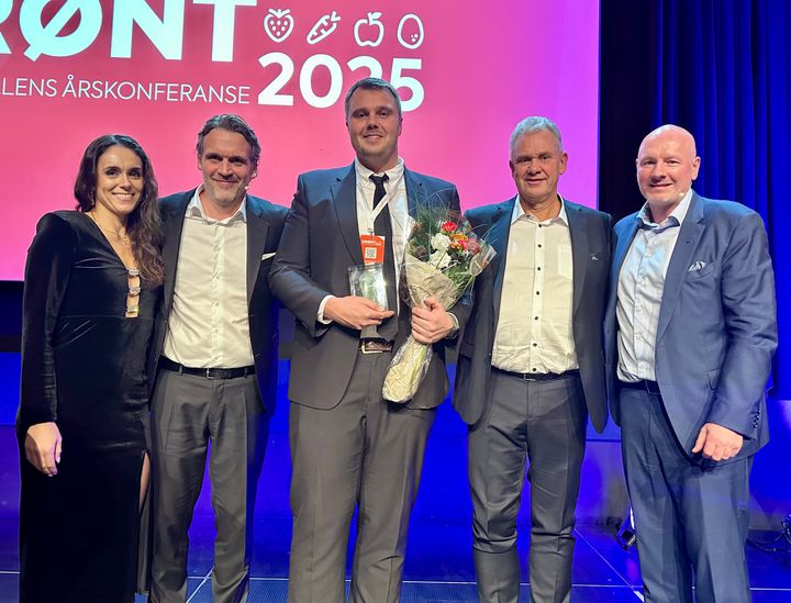 FV: Devi Ahuja (produktsjef BAMA), Johan Sejersted (norskdirektør BAMA), Thore Sigurd Woll (produsent og vinner), Lars Torp (innkjøper BAMA) og Bent Andersen (konsernsjef BAMA)